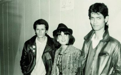 Nacho Canut, Ana Curra y Carlos Berlanga en los camerinos del concierto homenaje a Canito, en Caminos, febrero de 1980.