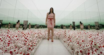 Una visitante en el 'Phalli's Field' en el Museo Tamayo