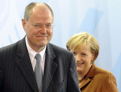 El exministro de Hacienda, Peer Steinbr&uuml;ck, y la canciller alemana Angela Merkel en 2009.