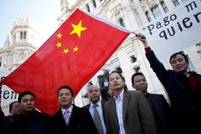 Un manifestante chino ondea una bandera ante el Ayuntamiento de Madrid.