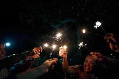 Un grup de gent celebra amb bengales l'Any Nou a Sydney (Austràlia).