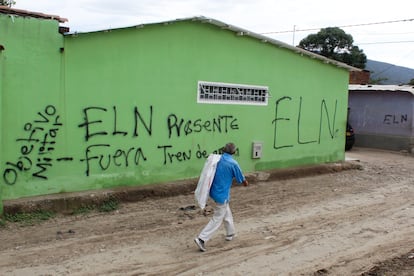 Un hombre camina frente a una pared con pintadas del ELN, en Villa del Rosario, en la frontera entre Colombia y Venezuela, el pasado 2 de mayo.