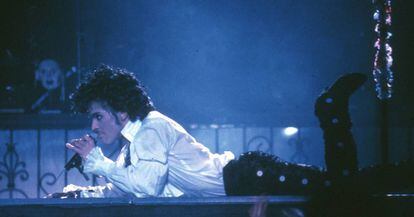 El cantante estadounidense Prince, durante un concierto celebrado en 1985 en Inglewood, California.