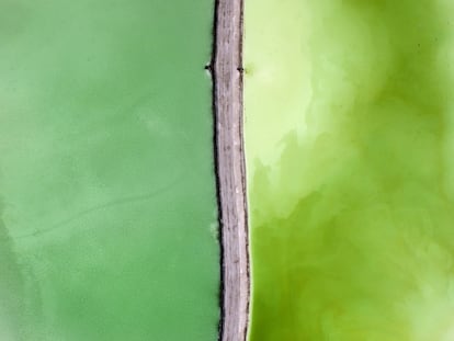 Belleza tóxica desde el aire. Las imágenes
que ilustran este reportaje pertenecen
a los proyectos Side Effects y Toxic Beauty, del polaco Kacper Kowalski, sobre la compleja relación del ser humano con la naturaleza.
Se trata de fotografías tomadas desde el aire
en vuelos en parapente a unos 150 metros
de altura en distintas regiones de Polonia.
En esta foto, una planta
de producción de sal.