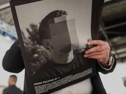 FOTO: Un hombre sostiene uno de los cuadernos repartidos en Arco que promocionaban la obra de Sierra retirada de la feria. / VÍDEO: Declaraciones del ministro de Cultura, Rafael Catalá.