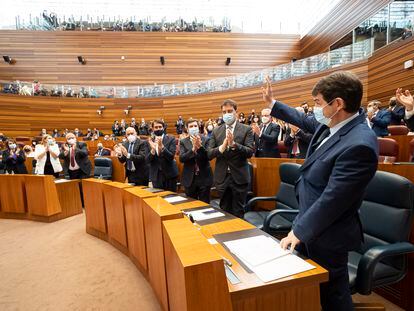 El candidato del PP a la presidencia de la Junta de Castilla y León, Alfonso Fernández Mañueco (a la derecha), es aplaudido tras pronunciar su discurso, este lunes en el Parlamento autonómico.
