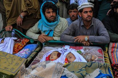 A group of men watched this Thursday for some of the victims of the earthquake in the town of Gayan, in Afghanistan.  The earthquake, of magnitude 5.9, occurred during the early hours of Wednesday (local time) in a poor rural area and difficult to access, on the border with Pakistan, where more than 1,000 people have died and 1,500 have been injured in the paktika Province,