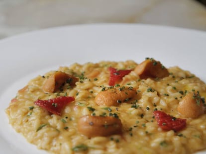 Un plato con risotto de erizos de mar.