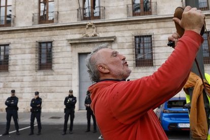 Un vinicultor de la zona de Utiel-Requena bebe vino de un porrón durante la protesta ante la sede de la Delegación del Gobierno en València, el 9 de febrero. 

