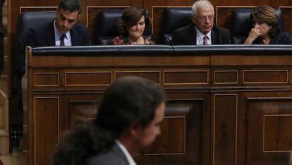 Pablo Iglesias passa davant de la bancada socialista aquest dimecres al Congrés dels Diputats.