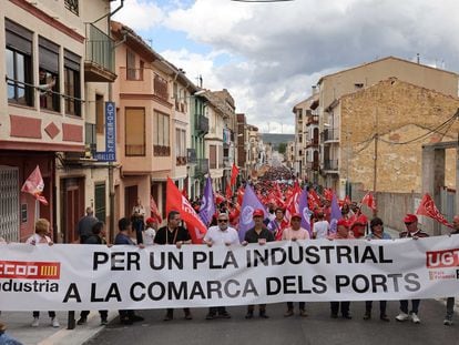 Miles de personas se manifiestan en Vilafranca por el futuro de Marie Claire y el empleo en la comarca