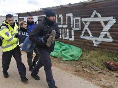 Policías desalojan un adolescente judio que apoya los asentamientos de Amona, el miércoles