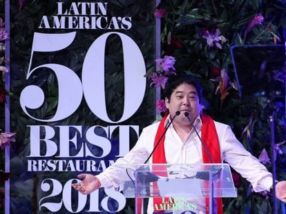 El chef del restaurante peruano Maido, Mitsuharu Tsumura recibe el premio al mejor restaurante de América Latina, el martes 30 de octubre de 2018 en Bogotá (Colombia).