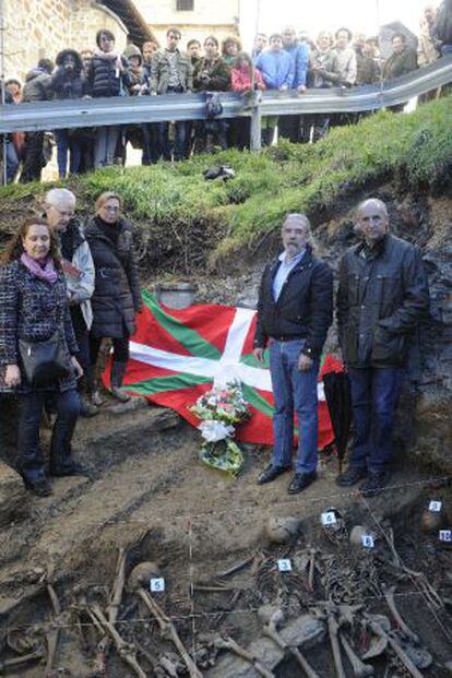 Homenaje a los fusilados en la Guerra Civil en Etxaguen (&Aacute;lava). 