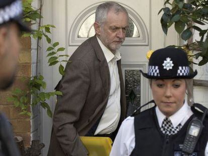 La polic&iacute;a escolta a Jeremy Corbyn a la salida de su casa en Londres.