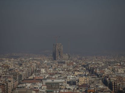 Vista de Barcelona durante un episodio de contaminación, en enero.
