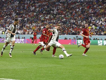 Füllkrug, en el momento de golpear la pelota en la jugada de su gol el domingo en el partido entre España y Alemania en el estadio Al Bayt, en Jor (Qatar).