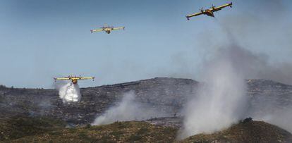 Hidroaviones combaten el incendio forestal en Pedralba (Valencia).