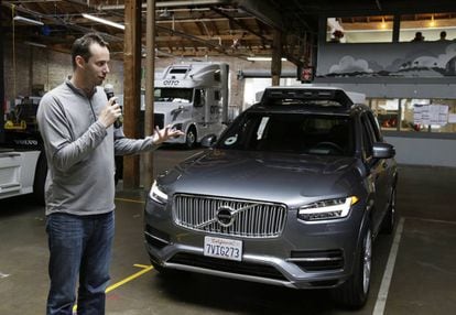 Anthony Levandowski presentando el modelo de coche aut&oacute;nomo de Uber.