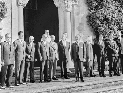 Franco posa con sus ministros junto a la puerta del Pazo de Meirás, en septiembre de 1964.