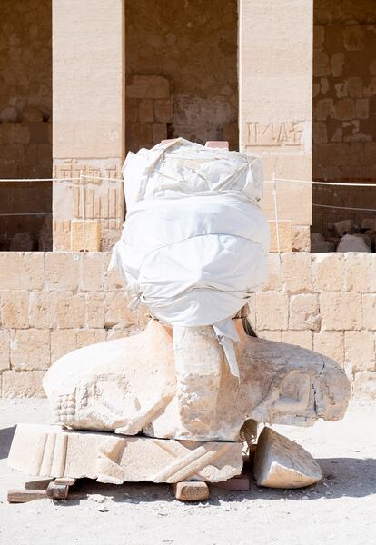 Head of the pharaoh-queen Hatshepsut, from the 18th dynasty, in her temple at Deir el Bahari, with a pharaonic beard.  She reigned from 1479 to 1458 BC.  c.