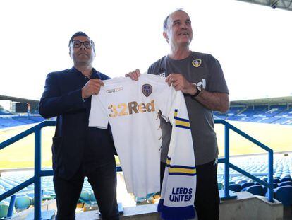 Marcelo Bielsa posa con Andrea Radrizzani, propietario del Leeds United, durante su presentación como entrenador del club.