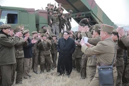 El líder Kim Jong Un durante las pruebas de lanzamiento de un nuevo sistema de lanzamisiles múltiple de largo calibre.