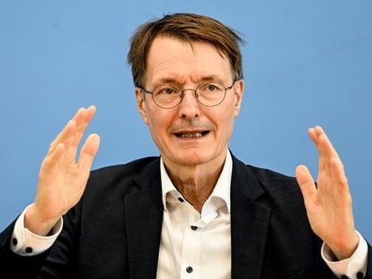 Karl Lauterbach, ministro de Sanidad de Alemania, durante la rueda de prensa en la que ha anunciado nuevas medidas frente a la covid el próximo otoño.