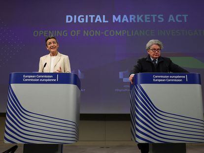 La vicepresidenta de la Comisión Europea, Margrethe Vestager, y el comisario de Mercado Interior, Thierry Breton.