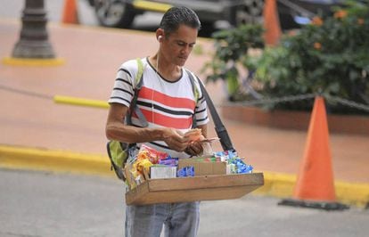 Un vendedor ambulante cuenta su dinero en Tegucigalpa (Honduras). 