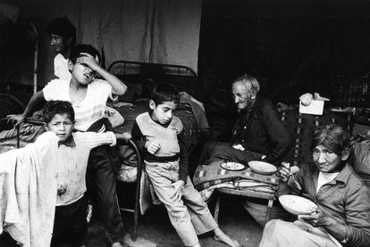 Una familia en la barriada Villa Mar&iacute;a del Triunfo de Lima (Per&uacute;) en 1984.