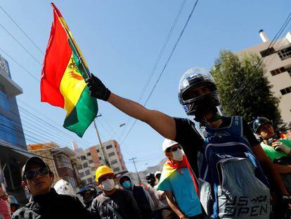 Un hombre sostiene una bandera boliviana durante una protesta de este miércoles. 