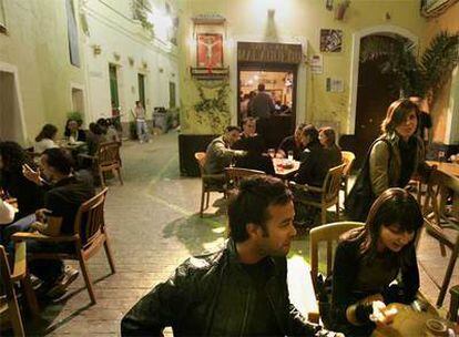 Animación nocturna en el café-bar Malagueño, en el barrio gaditano del Pópulo, una de las zonas preferidas de marcha en la ciudad.