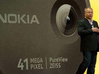 Stephen Elop presenta el Lumia con cámara de 41 megas.