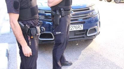 Imagen de dos agentes de una patrulla de la Policía Nacional de Valencia.
