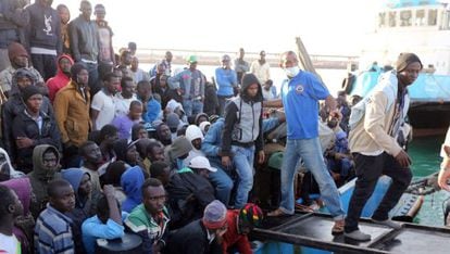 Los guardacostas libios desembarcan a un grupo de inmigrantes en Tr&iacute;poli, a principios de mayo.