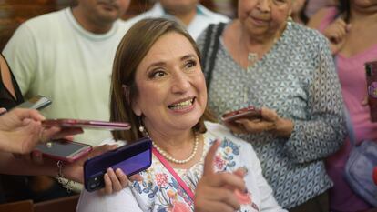 Xóchitl Gálvez atiende a periodistas durante una conferencia en Xalapa, en una imagen de archivo.