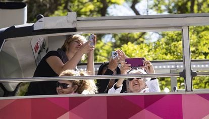 Turistas haciendo fotos desde un Bus Turístic.