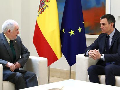 El presidente del Tribunal Constitucional, Cándido Conde-Pumpido, conversa con el presidente del Gobierno, Pedro Sánchez, este lunes en Moncloa.
