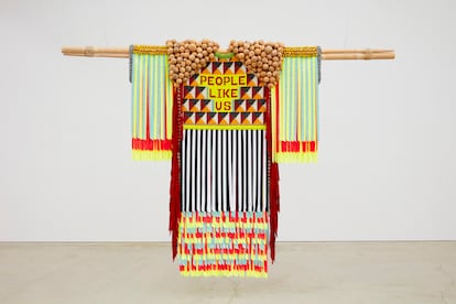 'Gente como nosotros' (2019), de Jeffrey Gibson, hecha con materiales usados en los tipis. En la exposición 'La tierra porta a nuestros antepasados'.