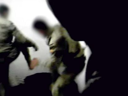 Gravació en la qual soldats agredeixen detinguts a Diwaniya el 2004.