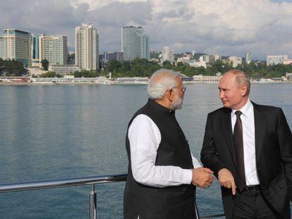 Putin (d) y el primer ministro indio, Narendra Modi, el lunes en Sochi.