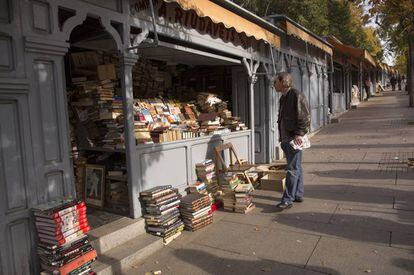 Puestos de libros en la Cuesta de Moyano (Madrid).