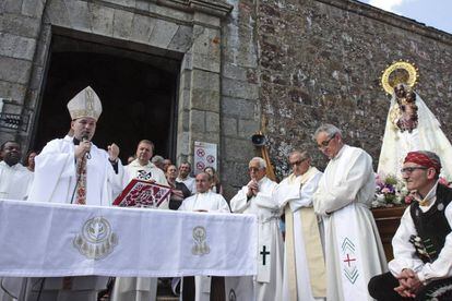 El obispo de Ciudad Rodrigo, Raúl Berzosa, actualmente en retiro temporal por razones personales, en una misa en 2015 en el santuario de la Virgen de la Peña de Francia.