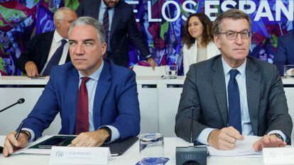 El líder del PP, Albert Núñez Feijóo, junto al ya excoordinador Elías Bendodo, durante la Junta Directiva Nacional de la formación, este lunes en Madrid.