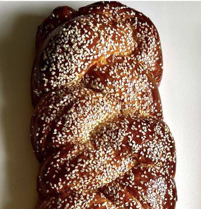 Trenza de pan 'brioche' judío ('challah' o 'jalá') elaborado en una de las panaderías de Katz Madrid. J.C. CAPEL