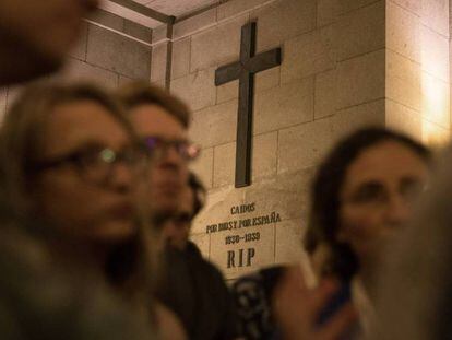 Un grupo de expertos internacionales en memoria visita el pasado sábado el Valle de los Caídos. En vídeo, declaraciones de Carmen Calvo, vicepresidenta del Gobierno.