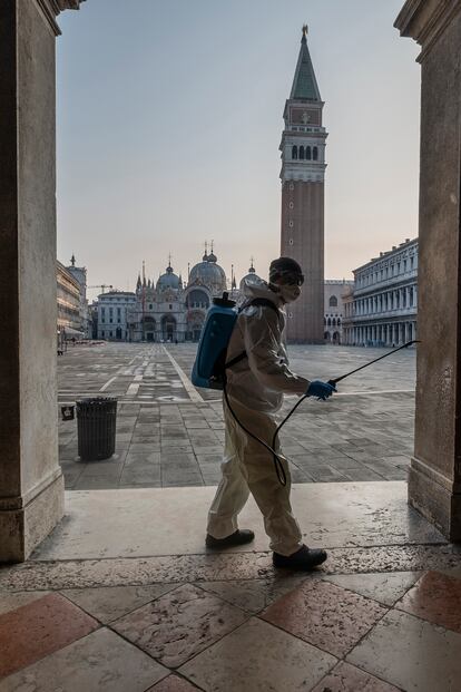 Un sanitario, en Venecia, Italia.