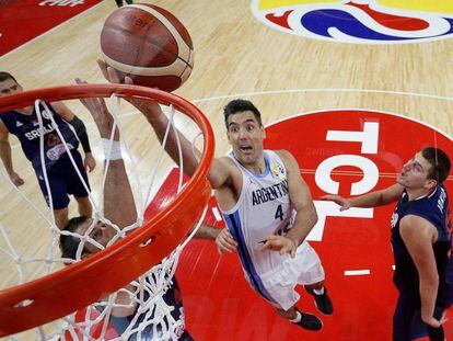 Luis Scola encesta contra Serbia el martes.