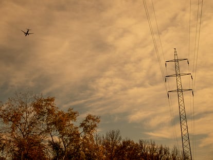 Vista de un tendido eléctrico en Sevilla, en una imagen de archivo.